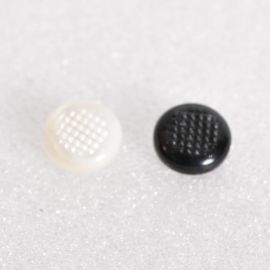右側のマークが付いた丸で囲まれていないボタン（14.5 mm）