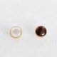 左手に金色の丸ボタン（9.5mm）